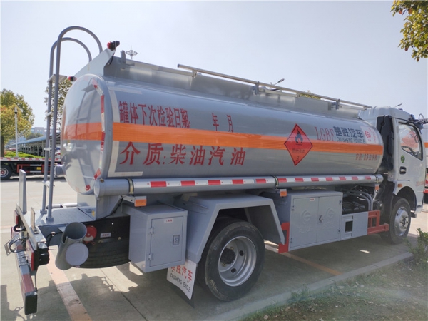 9.75东风福瑞卡油罐车